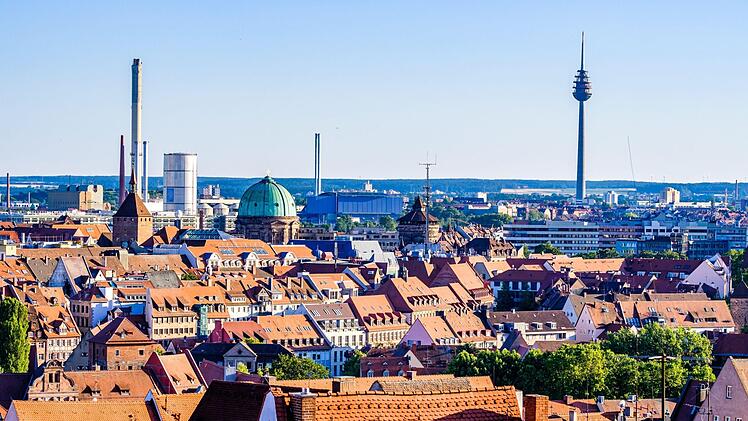 Nürnberg ist nicht unbedingt für seine Skyline bekannt - auf dem zweiten Blick ist dennoch das ein oder andere hohe Gebäude erkennbar. Symbolfoto: Adobe Stock/fottoo