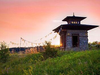 Am Bhutantempel befindet sich die Glückskraftquelle namens "Liebe ist grenzenlos". Schloss Dennenlohe