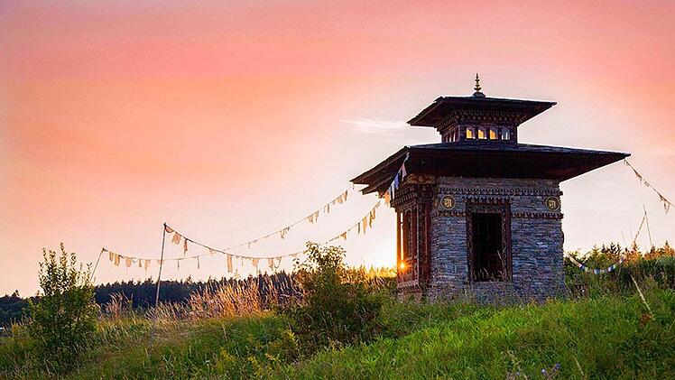 Am Bhutantempel befindet sich die Glückskraftquelle namens "Liebe ist grenzenlos". Schloss Dennenlohe