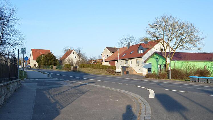Die Bushaltestelle (links) im Bad Kissinger Stadtteil Kleinbrach wird zurückgebaut. Die gegenüberliegende Haltestelle soll behindertengerecht angepasst werden.  Foto: Isolde Krapf