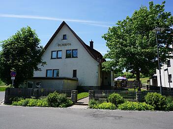 Schon seit einigen Jahren wird getüftelt, um den Kindergarten Oberweißenbrunn zu sanieren und zu modernisieren. Verschiedene Gründe führten dazu, dass die Planungen immer wieder verworfen und erneuert werden mussten. Nun scheint aber die Zielgerade erreicht und eine Umsetzung in greifbare Nähe gerückt. Foto: Marion Eckert