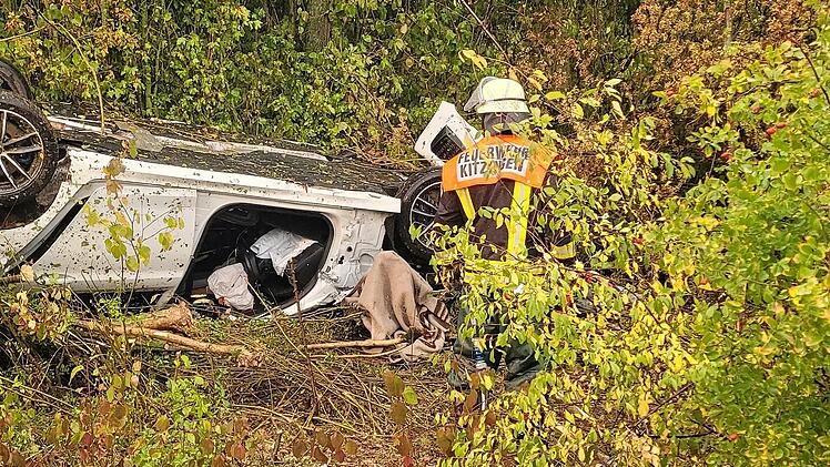 A7 bei Dettelbach: Auto überschlägt sich - Mann in Fahrzeug eingeschlossen