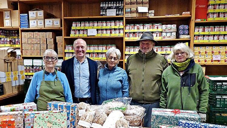Wie Weihnachten: Unser Bild zeigt B&auml;ckermeister Michael Oppel (Zweiter von links) bei der &Uuml;bergabe der Christstollen mit den Ehrenamtlichen der Tafel (von links): Gerda J&uuml;ngling, Margarete Willinger, Winfried Weppert und Florentine Ansch&uuml;tz-Kestle...