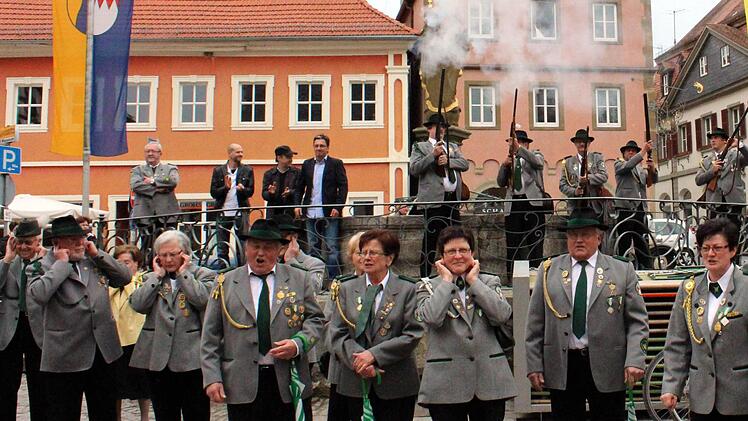 Ohren zu: Lautstark verabschieden die neuen Volkacher Schützen ihre bisherigen Könige und Ritter und heißen ihre Nachfolger willkommen. Foto: Pfannes