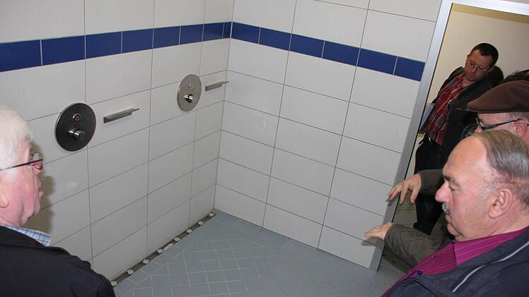 In den neuen Duschen fließt das Wasser nun in die dafür vorgesehenen Rinnen und nicht "bergauf".