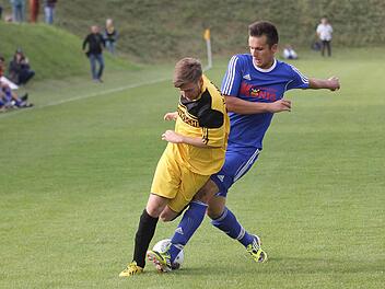 Der Kirchschönbacher Andreas Strohhäcker (rechts) kann den Königsberger Julius Kirchner vom Ball trennen.