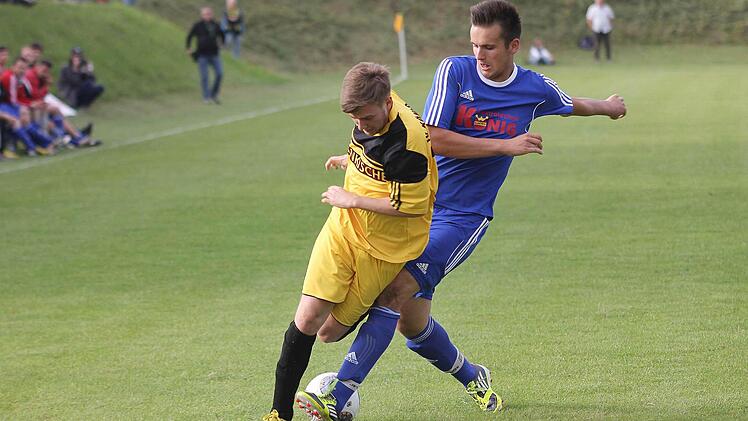 Der Kirchschönbacher Andreas Strohhäcker (rechts) kann den Königsberger Julius Kirchner vom Ball trennen.