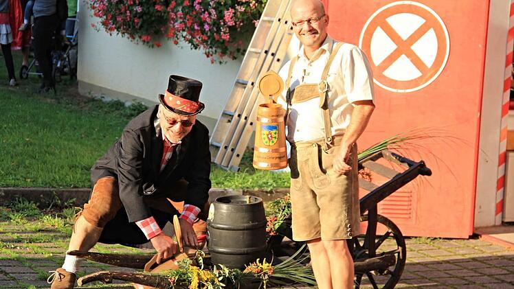 Nach Einholen des Kirchweihbaumes am 4. September dieses Jahres füllte Elmar Barth den "Musiker-Stutzen" mit Gerstensaft. Peter Hubatschek (rechts) hält den "Kirchweih-Wanderpokal-Stutzen" der Ortsvereine Unterpreppach in Händen. Beide sind nun weg.Foto: Helmut Will