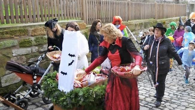 Königsberg ist eher keine Faschingshochburg, das Angebot des TV wird aber dennoch gerne genutzt. Und so zog eine bunte Schwar durch die Altstadt. Wie es sich gehört, gab es auch viel Süßes von Fußgruppen für die Zaungäste beim Faschingsumzug. Foto: Gerold Snater