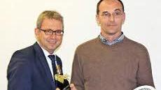 In der Sitzung am Montag verabschiedete Bürgermeister Wolfgang Bauersachs mit Guido Seeger (ÜPWG) bereits den dritten Gemeinderat in der laufenden Periode.  Foto: Bettina Knauth