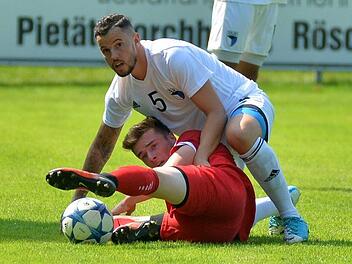 Ein Kämpfer vor dem Herrn und erster Torschütze beim 5:0-Sieg gegen den FC Würzburger Kickers II: Patrick Hagen (in weiß) gab nach ausgestandener Verletzung sein Debüt bei der SpVgg Jahn Forchheim.