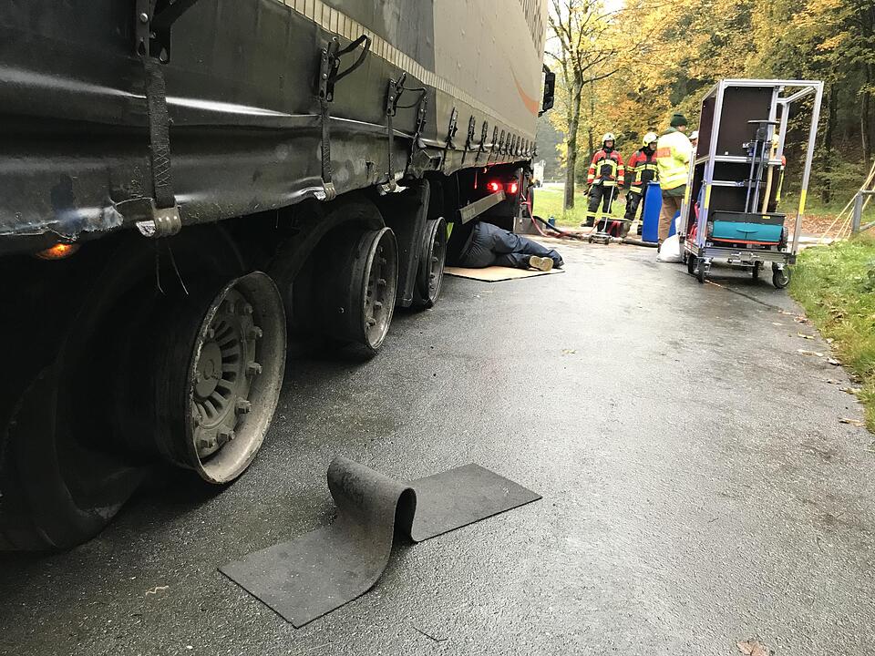 Schwarzenbach: Lkw reißt sich Dieseltank auf