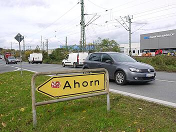 Überlastet: Die Bundesstraße4 im Weichengereuth muss ausgebaut werden. Das Staatliche Bauamt Bamberg will noch im Herbst  die  möglichen Varianten  für die Abzweigung  der Stadt Coburg und der Gemeinde Ahorn präsentieren.Berthold Köhler