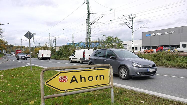 Überlastet: Die Bundesstraße4 im Weichengereuth muss ausgebaut werden. Das Staatliche Bauamt Bamberg will noch im Herbst  die  möglichen Varianten  für die Abzweigung  der Stadt Coburg und der Gemeinde Ahorn präsentieren.Berthold Köhler