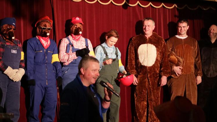 Die ersten Tiermasken (Bären und Maulwürfe) stellte Reiner Lauerbach vor.