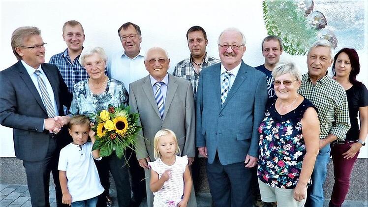 Helga und Herbert Schmitt feierten in Burggrub eiserne Hochzeit. Mit im Bild Bürgermeister Rainer Detsch (links), Pfarrer Michael Foltin (Vierter von links), Landratsstellvertreter Bernd Steger sowie Familienmitglieder. Foto: Gerd Fleischmann