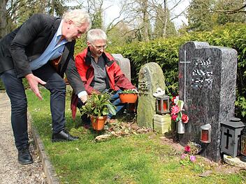 Bernhard Ledermann (links) und Tobias Debudey machen eine erste Bestandsaufnahme an den, von den Friedhofsmitarbeitern gepflegten Urnenreihengräbern. Mit wenigen Ausnahmen wird hier bald keine Grabdekoration mehr stehen.  Foto: Rudel