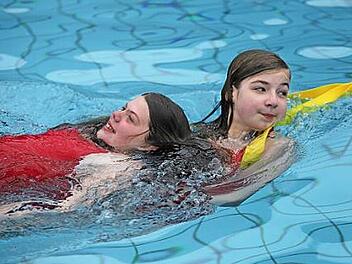 Die jungen Aktiven der Wasserwacht zeigten eine &Uuml;bung mit Rettungsgurt und Leine. Foto: privat