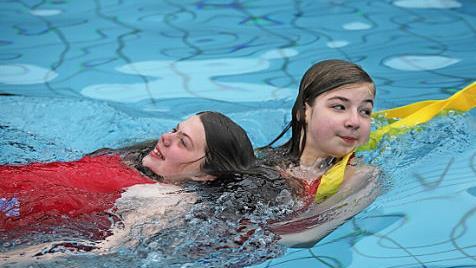 Die jungen Aktiven der Wasserwacht zeigten eine &Uuml;bung mit Rettungsgurt und Leine. Foto: privat