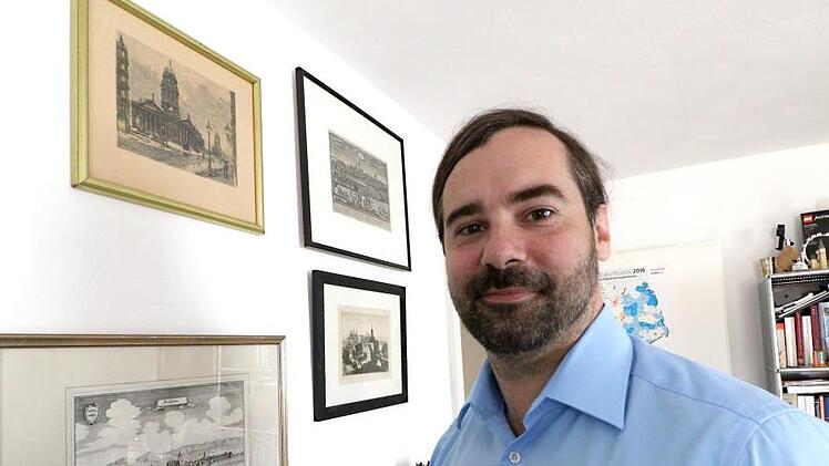 Sebastian Körber sammelt Kupferstiche. Sie zeigen mit Forchheim, Bamberg, Berlin und München jene Städte, in denen er längere Zeit gelebt hat.  Foto: Josef Hofbauer