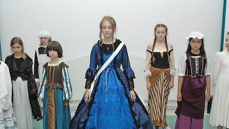 Queen Victoria im Kreise ihrer Bediensten: Szene aus der Premiere von "Albert is worth ten of me" Foto: CT-Archiv/Edwin Meißinger
