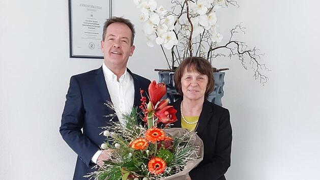Seit 27 Jahren war Marianne Geis f&uuml;r den nationalen und internationalen Logistikbereich zust&auml;ndig und wurde in den Ruhestand verabschiedet.  Unser Foto zeigt sie mit Gesch&auml;ftsf&uuml;hrer Matthias Rott. Doris Bauer