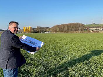 An der A 9 wird schon gebaut - bald soll auch mit der Erschließung des Gewerbegebietes begonnen werden, so Bürgermeister Marc Benker. Als erstes Projekt wird eine Tankstelle errichtet.