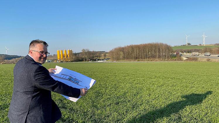 An der A 9 wird schon gebaut - bald soll auch mit der Erschließung des Gewerbegebietes begonnen werden, so Bürgermeister Marc Benker. Als erstes Projekt wird eine Tankstelle errichtet.