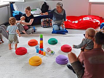 Die Kursleiterin Monika Goldbach (Mitte) aus Fulda im B&uuml;ro- und Veranstaltungsraum von B&uuml;ndnis Familie in der Musikschule im Kreis der Teilnehmerinnen und Teilnehmer von &bdquo;kess erziehen von Anfang an&ldquo;.Elisabeth Kinalele