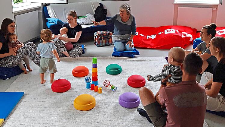 Die Kursleiterin Monika Goldbach (Mitte) aus Fulda im B&uuml;ro- und Veranstaltungsraum von B&uuml;ndnis Familie in der Musikschule im Kreis der Teilnehmerinnen und Teilnehmer von &bdquo;kess erziehen von Anfang an&ldquo;.Elisabeth Kinalele