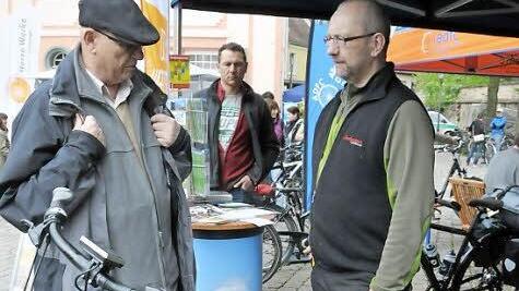Fachverkäufer Gerd Heller informiert einen Besucher über E-Bikes.