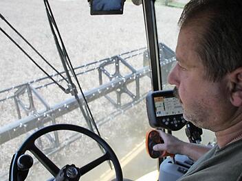 Wie am Joystick und nicht anders klingt auch das Steuergerät (rechts) im Bild, mit dem Fritz Paulus seinen Riesen-Mäher lenkt bzw. einstellt. Eine Kamera am Heck zeigt ihm auf einem Bildschirm Führerstand (oben) auch, was hinter der Riesenmaschine passiert bzw. wie er an seinen Anhänger andockt Fotos: Ralf Kestel