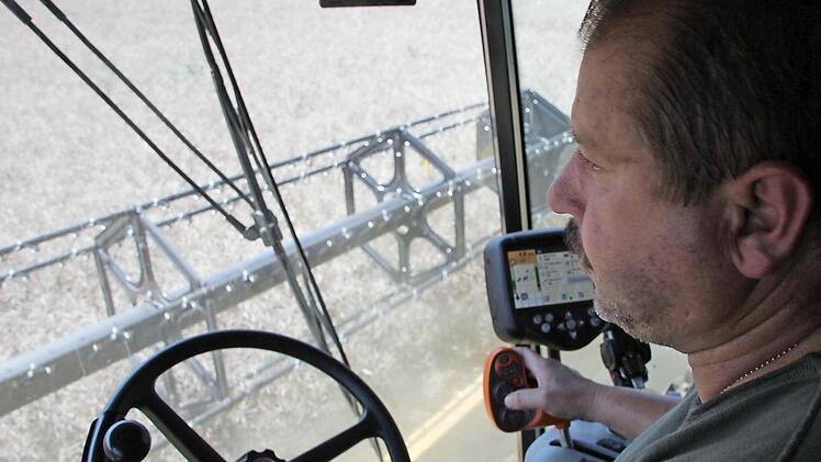 Wie am Joystick und nicht anders klingt auch das Steuergerät (rechts) im Bild, mit dem Fritz Paulus seinen Riesen-Mäher lenkt bzw. einstellt. Eine Kamera am Heck zeigt ihm auf einem Bildschirm Führerstand (oben) auch, was hinter der Riesenmaschine passiert bzw. wie er an seinen Anhänger andockt Fotos: Ralf Kestel