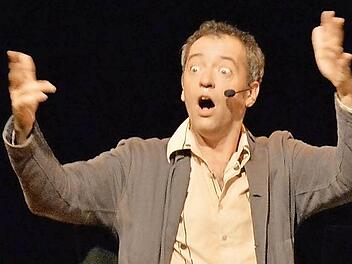 Bariton, Basedow-Augen und theatralische Gesten: Das ist Rainald Grebe im Konzert. Fotos: Ronald Rinklef