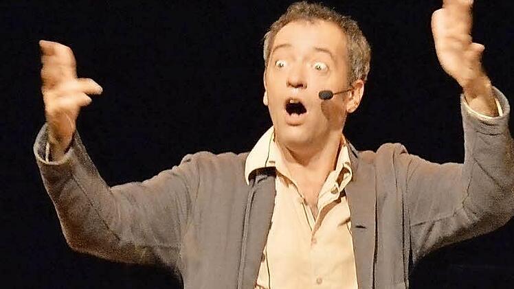 Bariton, Basedow-Augen und theatralische Gesten: Das ist Rainald Grebe im Konzert. Fotos: Ronald Rinklef