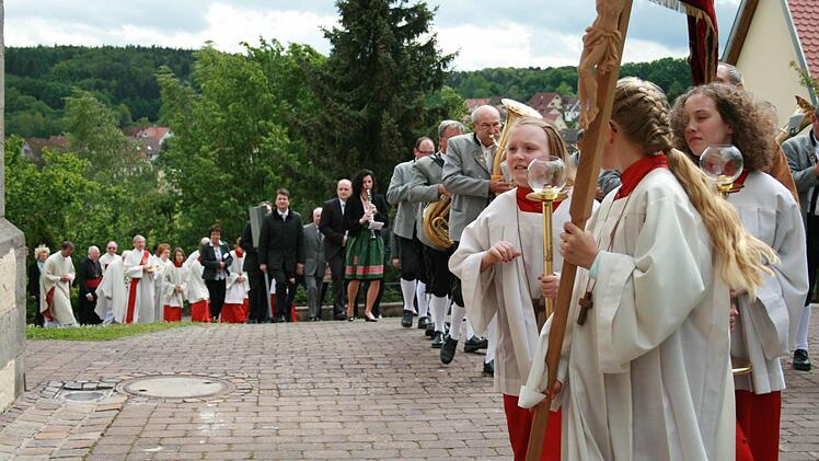 In einer Kirchenparade zogen Geistliche, Vereinsabordnungen, Musiker und Gläubige zur Sankt-Laurentius-Kirche.