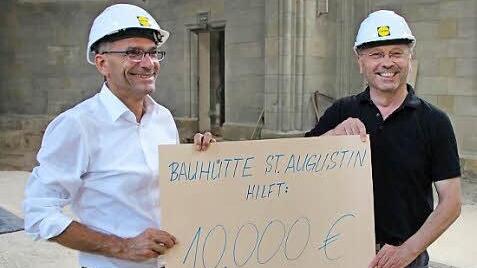 10 000 Euro hat der Förderverein "Bauhütte" gesammelt. Deren Vorsitzender, Helmut Kollo (rechts) übergab die Summe symbolisch an Dekan Roland Huth.
