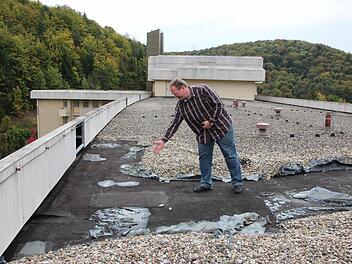 Der stellvertretende Verwaltungsleiter Patrick Schopf zeigt das renovierungsbedürftige Flachdach der Rehaklinik Lautergrund.  Fotos: Lisa Kieslinger