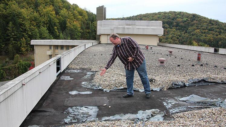 Der stellvertretende Verwaltungsleiter Patrick Schopf zeigt das renovierungsbedürftige Flachdach der Rehaklinik Lautergrund.  Fotos: Lisa Kieslinger