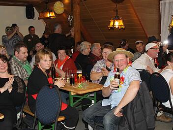 Club72-Fest: das Aufstellen des Kerwabaum Foto: Carmen Schwing