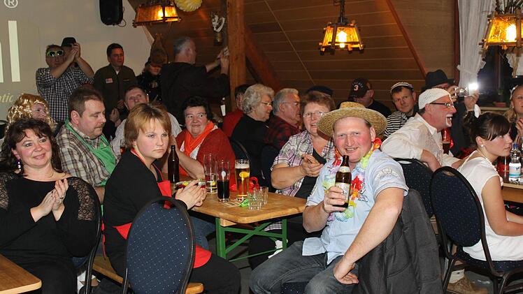 Club72-Fest: das Aufstellen des Kerwabaum Foto: Carmen Schwing