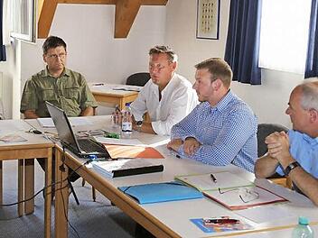 Stefan Schick (3.v.r.) nutzte seinen Auftritt im Gemeinderat, um seine Motive und Überzeugungen zu formulieren. Fotos: Franz Galster