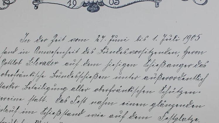 Kostbarkeiten wie das Schützenbuch mit dieser historischen Urkunde werden nicht in den Vereinsräumen am Burgberg verwahrt. Foto: Popp