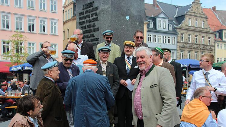Oberbürgermeister Norbert Tessmer (im grauen Janker) begrüßt die Alte-Herren-Sänger. Foto: Oliver Schmidt