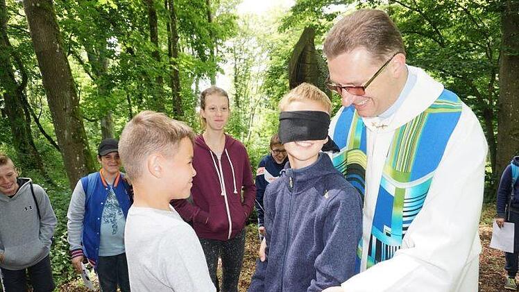 Jede Person ist unverwechselbar und einmalig, das stellte Diakon Wolfgang Dömling bei einem Experiment in dem Wortgottesdienst anlässlich zehn Jahre Franziskusweg unter Beweis. Foto: Marion Eckert