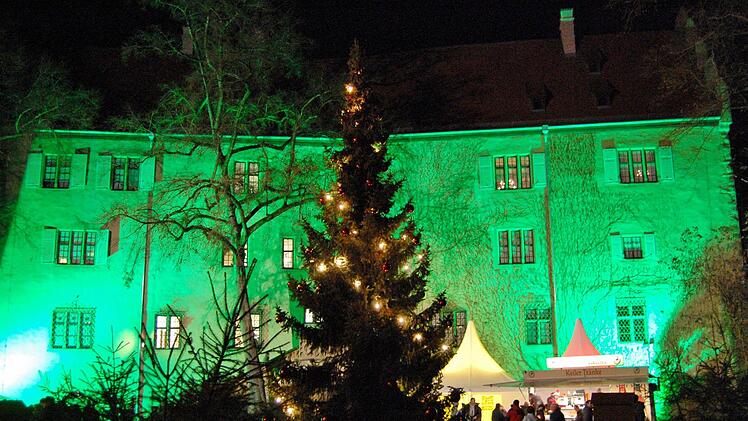 Am Abend sind die Schlossgeb&auml;ude in buntes Licht geh&uuml;llt. Heuer soll am Abend zum ersten mal gerockt werden. Weitere Infos unter www.aschacher-schlossweihnacht.de Foto: Archiv/Sigismund von Dobsch&uuml;tz