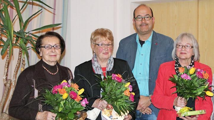 Aus dem aktiven Dienst verabschiedet wurden von Vorsitzendem Markus Ipta (von links) Inge Buol-Schumann, Rosi Bürger und Gisela Niebisch. Foto: Klaus Klaschka
