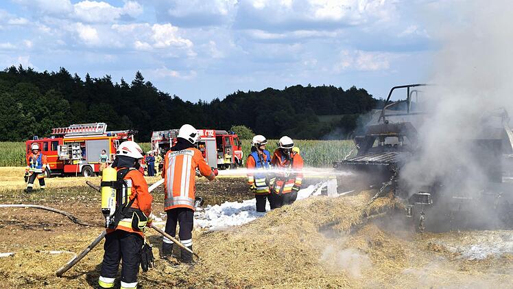 Immer wieder mussten aufkommende Flammen an der Strohpresse und auf dem Feld selbst beseitigt werden.Dieter Radziej