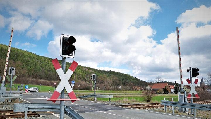 Mit einem Kostenanteil von 86 500 Euro bleibt die Gemeinde Harsdorf bei den beiden Bahnübergängen Hirtengasse und Erlenweg (unser Bild) hängen. Foto: Werner Reißaus