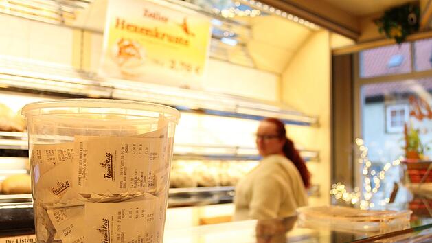In der Bäckerei Kolb nehmen die wenigsten Kunden ihren Kassenbon mit, der Rest wird entsorgt, sagt Mitarbeiterin Karolina Schneiderbanger.  Foto: Teresa Hirschberg